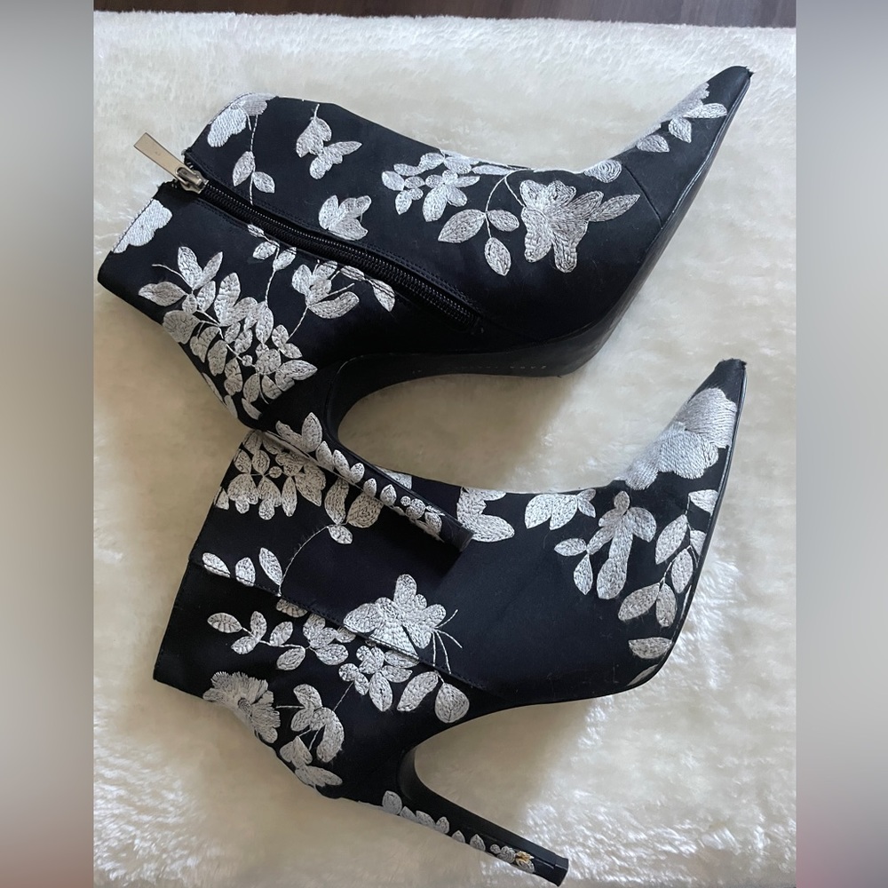 Zara size 41 (10) floral booties